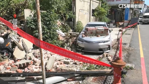 風王來襲! 「風城」圍牆突倒塌 路邊汽車驚遭壓毀