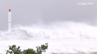 樺加沙強襲！　恆春風雨轉強掀4米浪高　民眾傘開花