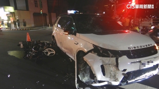 租賃豪車撞2機車　車頭全毀.車側凹陷2傷