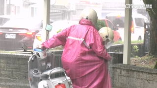 宜蘭未停班課　家長冒雨送小孩上學爆不滿