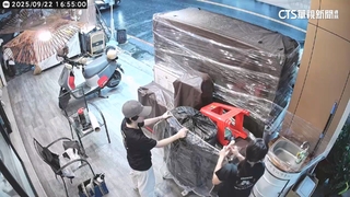 防大雨！學校搭帳篷護學生作品　咖啡業者保鮮膜包攤位