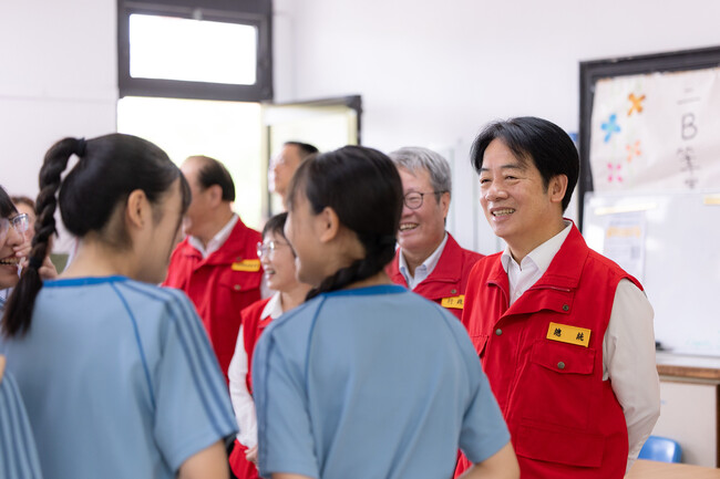 蘭陽女中與總統合照遭諷　學生提告「望台灣更好」　校方發聲力挺 | 華視新聞