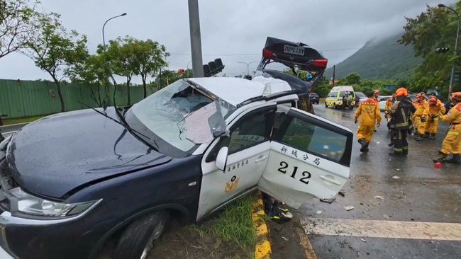 花蓮警車疑天雨路滑撞號誌桿　2警受傷、通緝犯傷重亡 | 華視新聞