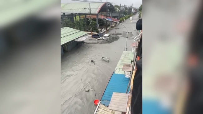 堰塞湖壩頂溢流！馬太鞍溪橋被沖斷　「黑色泥水」淹進市區 | 華視新聞