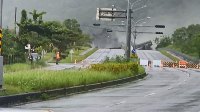 馬太鞍溪橋遭沖毀　公路局急邀專家擬訂搶修策略　明中午前說明 | 華視新聞
