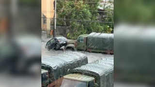 花蓮堰塞湖溢流！黑泥流湧進市區「像海嘯」　軍卡也被淹、居民站屋頂待援