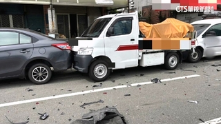 駕駛疑精神不濟！　休旅車暴衝連撞3車　「鐵片噴飛」險砸人