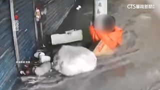 馬太鞍溪堰塞湖溢流災情慘重　婦緊抱電線桿險被沖走