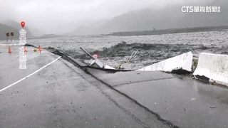 水勢湍急！　台東南太麻里橋南岸河堤道路「被掏空」