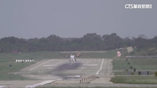 金門機場颳起強風！　飛機狂晃　右側機翼險砸地