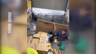 光復鄉全聯員工「肉身扛木板」擋洪流　全聯：6名員工及顧客已安全撤離