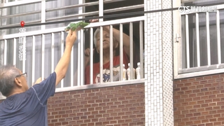 獨家直擊！　鐵門遭泥巴封堵　兒「赤腳爬梯」送糧給母