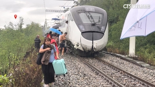 疑邊坡坍方肇禍！　台鐵新自強號鹿野前撞落石出軌