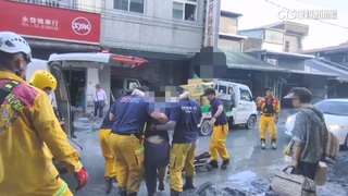 厚泥淹屋困近2天！　特搜隊「門板造路」　救出男送醫