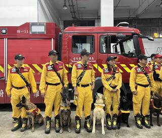 高雄汪汪隊立功「花蓮救出4人4狗」　民眾想捐罐罐　搜救犬馴養小組：會再告知管道