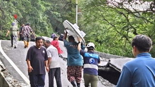 南橫公路多處坍！利稻村約400人仍困　直升機急運物資