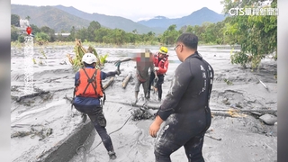 測量員半身下沉陷泥淖　特搜隊拋繩鋪擋板救困
