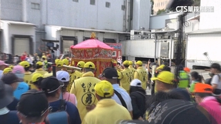 白沙屯媽祖「3神贊境」　萬人跪地「鑽轎腳」祈求平安