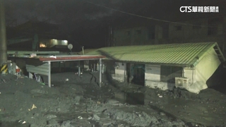 男回鄉探親遇溢流！路過見亮光求救　涉水破門救援