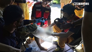 災民右小腿感染潰爛　高雄救災醫師當場開刀清創