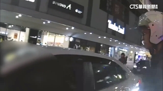 高雄新崛江槍響！駕駛拒檢還衝撞　警開9槍仍逃了