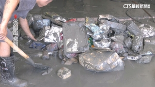 洪災淤泥「又稠又黏顏色深」　恐遭重金屬污染