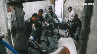 夜以繼日鏟泥！國軍助605受災戶　拚秋節前恢復災區