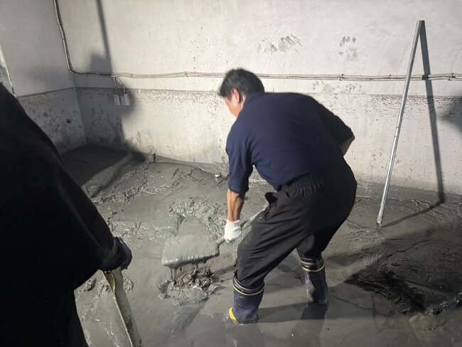 勘災被志工邀「鏟一下土」！　傅崐萁：試了幾鏟可能不及格但誠意滿滿 | 華視新聞