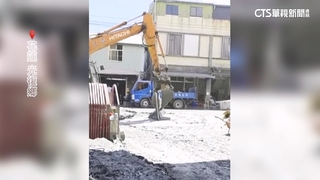 怪手化身掃地機器人！　僅僅掃三下　路面淤泥全消失