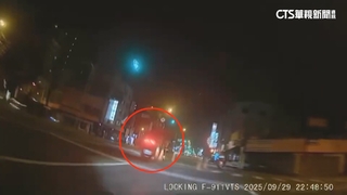 施工三角錐沒警示燈？　男大生騎車撞上慘滑摔