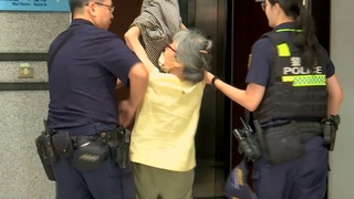 北捷讓座糾紛婦人遭逮　進警局不斷喊：謝謝、盡量拍