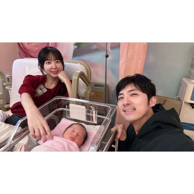 小女兒出生！洪詩曝「寶寶臍帶捲一起」險出事　李運慶：女兒可多愛媽媽一些 | 華視新聞