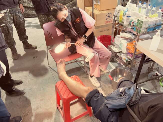 協助國軍進駐光復災區復原　「慈悲的光明燈」讓官兵足感心 | 華視新聞