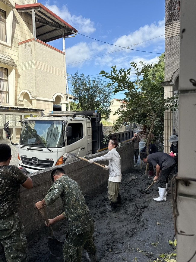 才捐30萬　李多慧今低調現身花蓮　化身「鏟子超人」協助清理 | 華視新聞