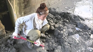 出錢出力！李多慧捐完30萬　現身花蓮當「鏟子超人」