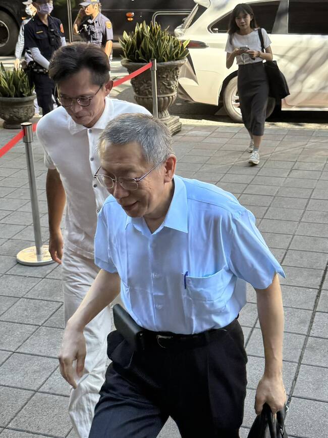 遭疑也跟拍柯文哲！黃國昌幽默喊「早就在跟他了」　柯文哲：偶居然真的被跟 | 華視新聞