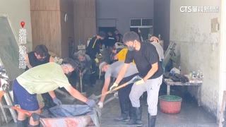 不拿球改拿鏟子！　「新北國王」全隊赴光復救災