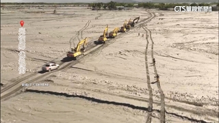 機具.志工共戰黏厚淤泥！　「沙漠戰隊」挺進佛祖街