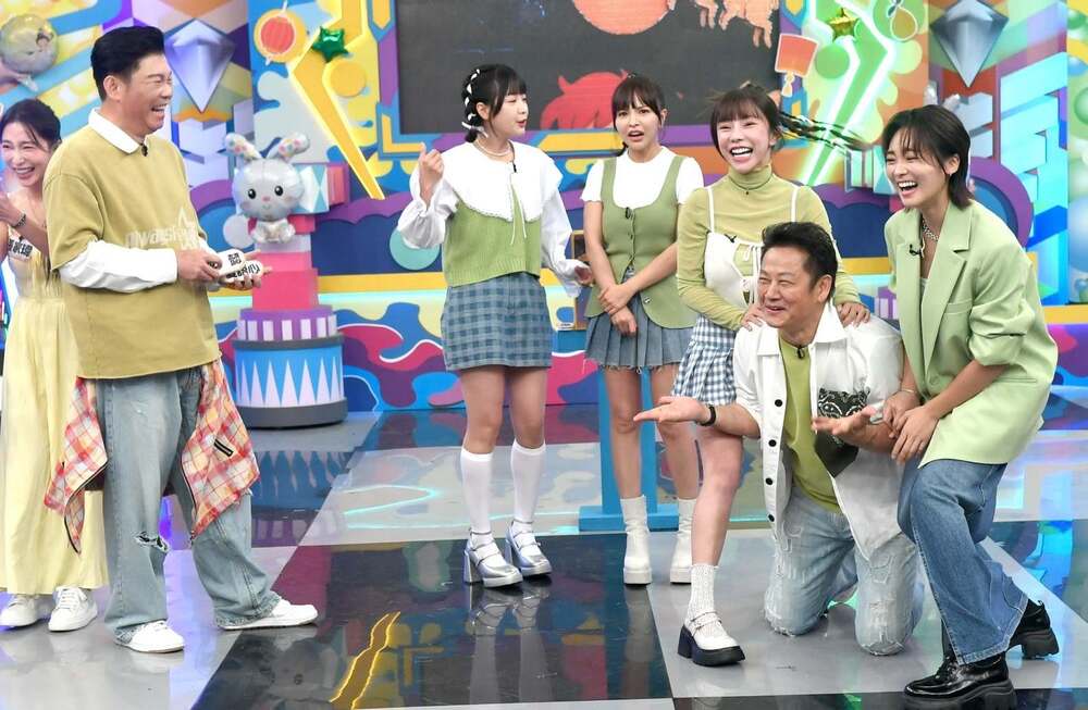 天才衝衝衝主持群由左至右曾國城、籃籃、徐凱希、巫苡萱、徐乃麟、張文綺