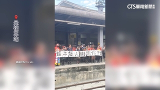 災民穿族服持布條90度鞠躬　含淚致謝「鏟子超人」