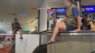 男看《鏈鋸人》電影拿出手機滑遭勸阻　賭氣離場坐手扶梯平台嚇壞民眾