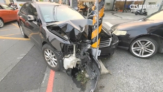 疑「情侶糾紛」追車！女衝撞男友車　失控波及民宅