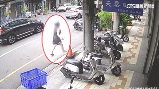 男超商持刀隨機砍人　英勇鐵工男護女童中刀