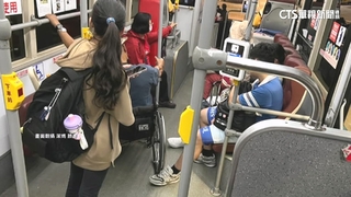高中生公車上出腳默護輪椅翁　暖舉感動逾7萬人