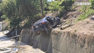 中秋連假首日台南無照「撞」況多　轎車撞桿.騎士墜谷
