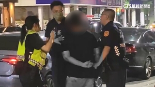 酒吧傳酒瓶攻擊！　受傷男激動　女警攙扶耐心安撫