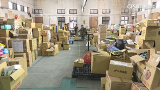 愛心飲用水滿到放倉儲外！　二手衣.雨鞋爆量無人領