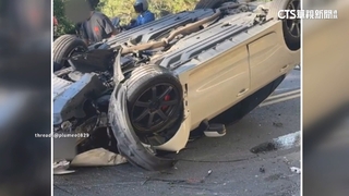轎車疑剎車失靈自撞翻覆　南投往清境一度塞爆