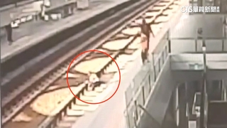 無票硬闖還推站務員落軌道　街友依殺人未遂罪移送