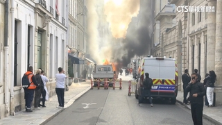 就在法國總理辦公室附近！　汽車爆炸起火竄濃煙